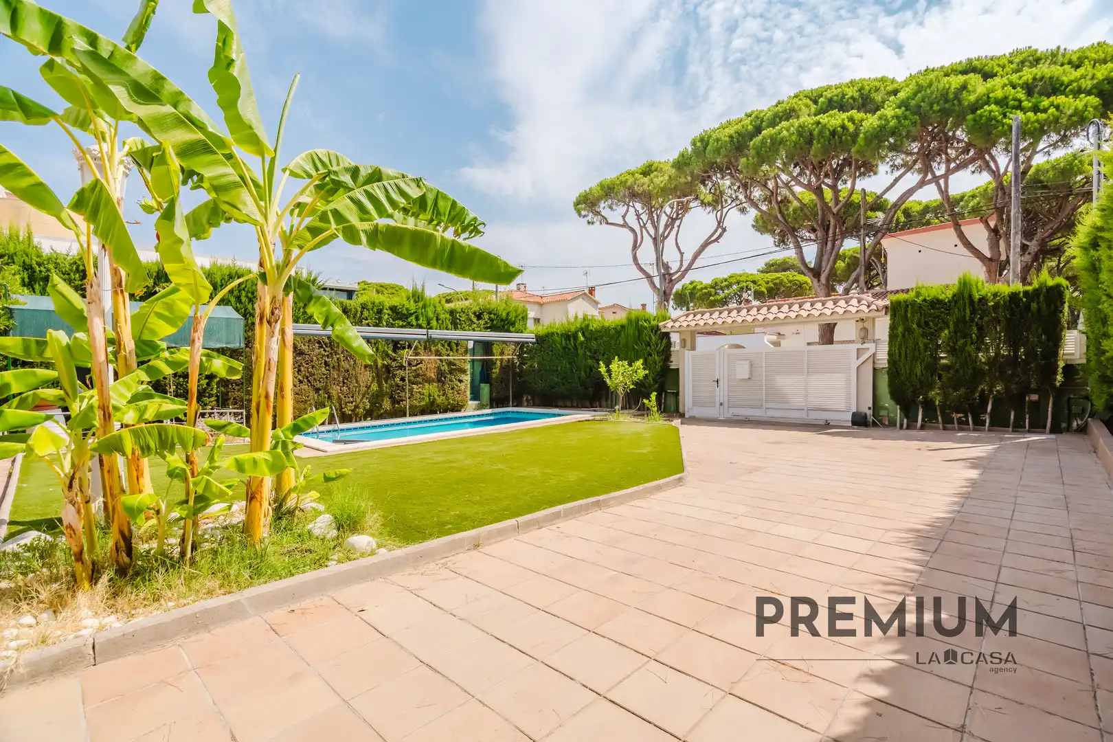 Vista exterior de Casa o xalet en venda en Castelldefels amb Piscina