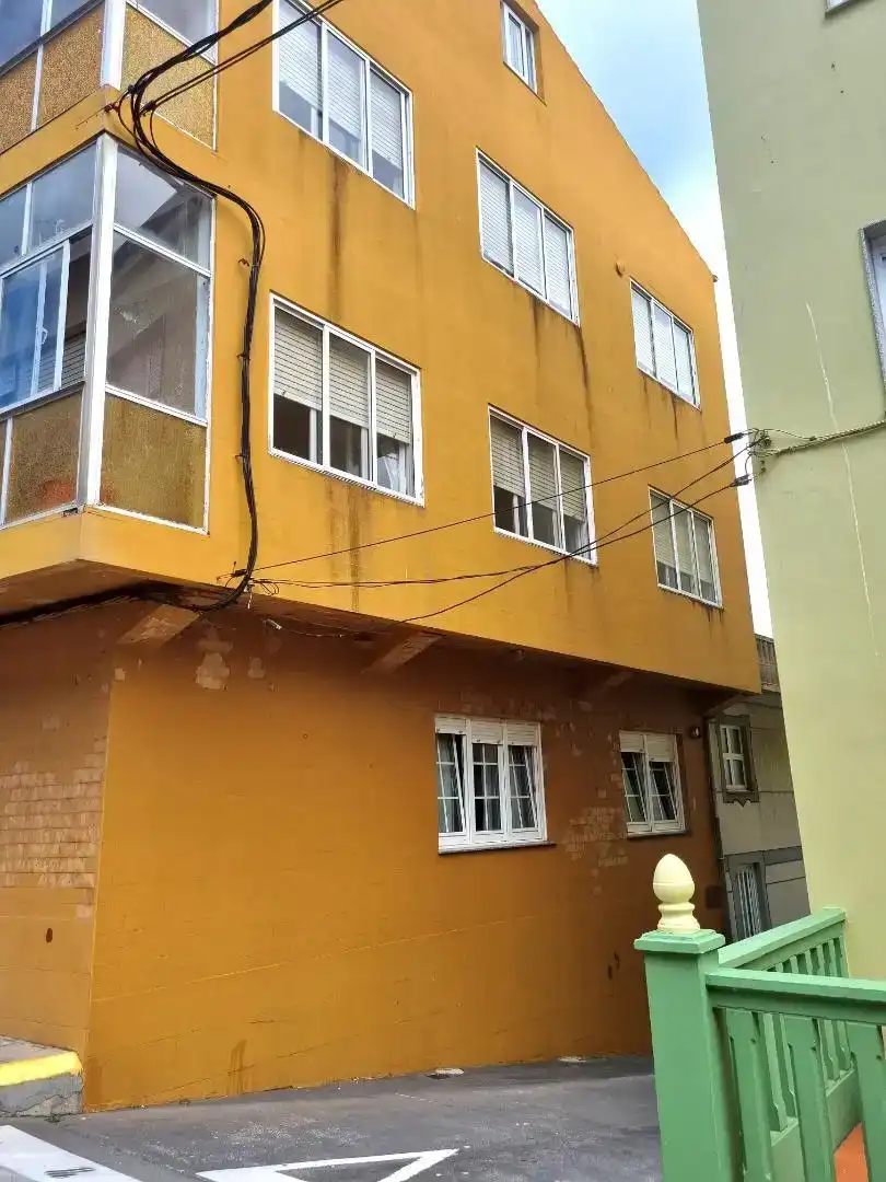 Vista exterior de Casa adosada en venda en Muxía amb Balcó