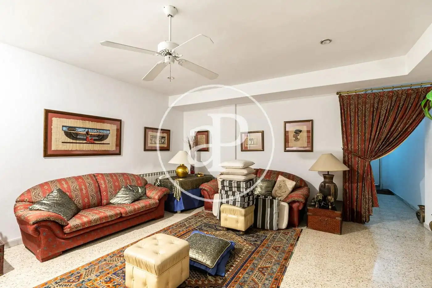 Wohnzimmer von Einfamilien-Reihenhaus zum Verkauf in Barcelona mit Klimaanlage, Heizung und Privatgarten