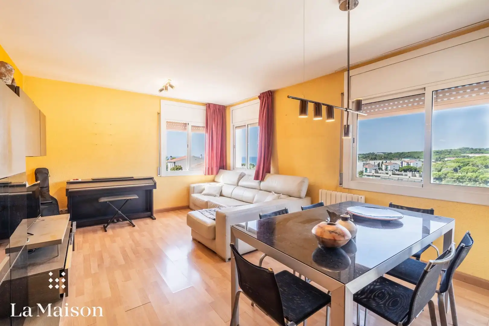 Sala d'estar de Casa o xalet en venda en Arenys de Mar amb Jardí privat, Terrassa i Traster