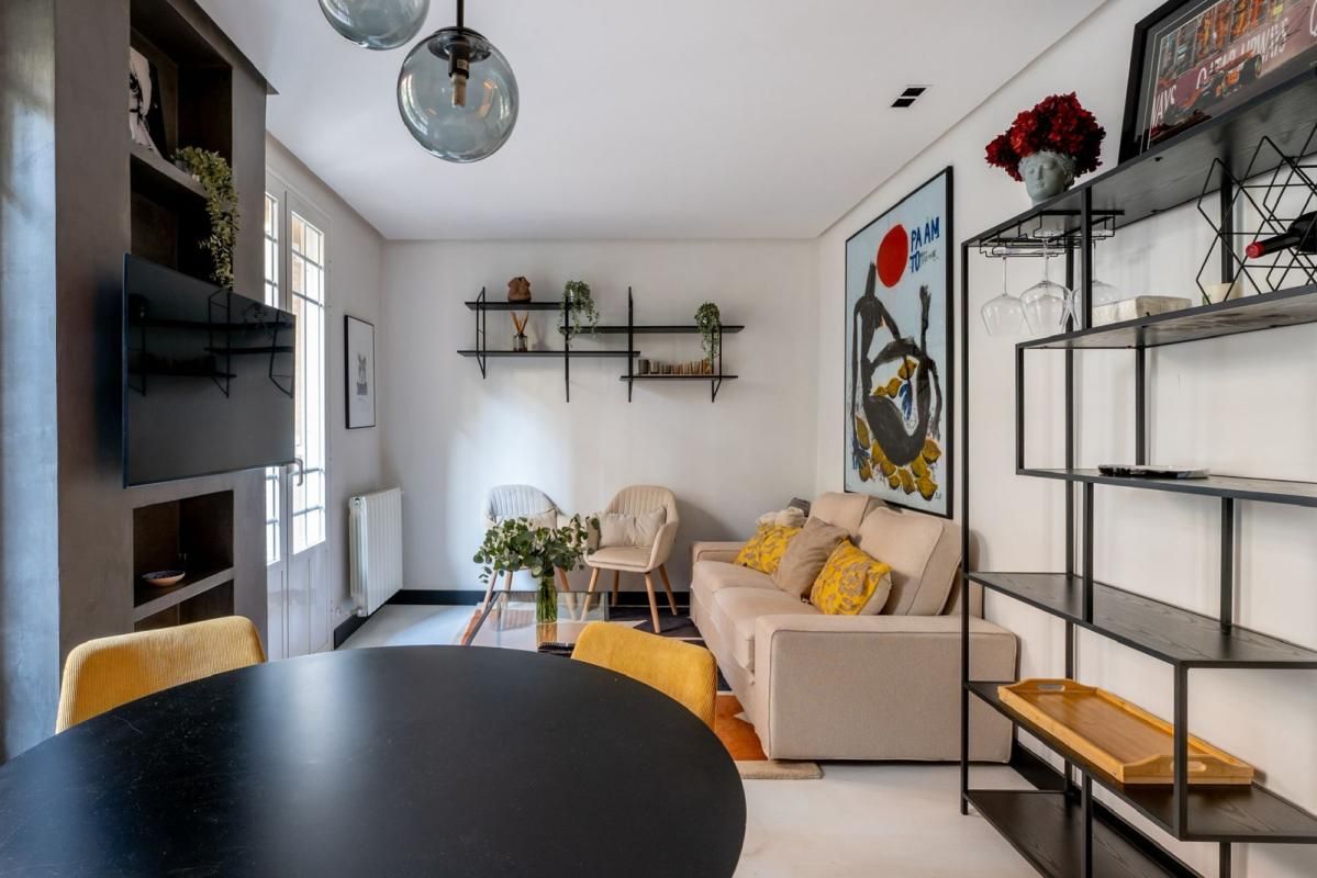 Sala d'estar de Pis en venda en  Madrid Capital amb Aire condicionat i Moblat