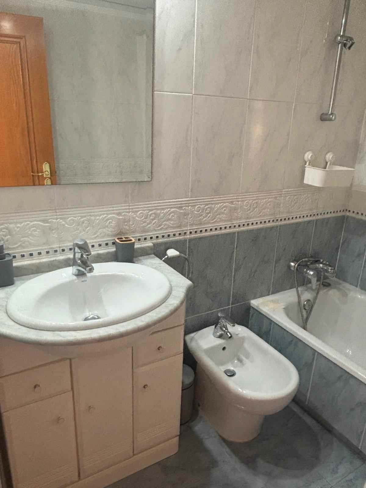 Bathroom of Flat to rent in  Valencia Capital  with Air Conditioner, Heating and Terrace