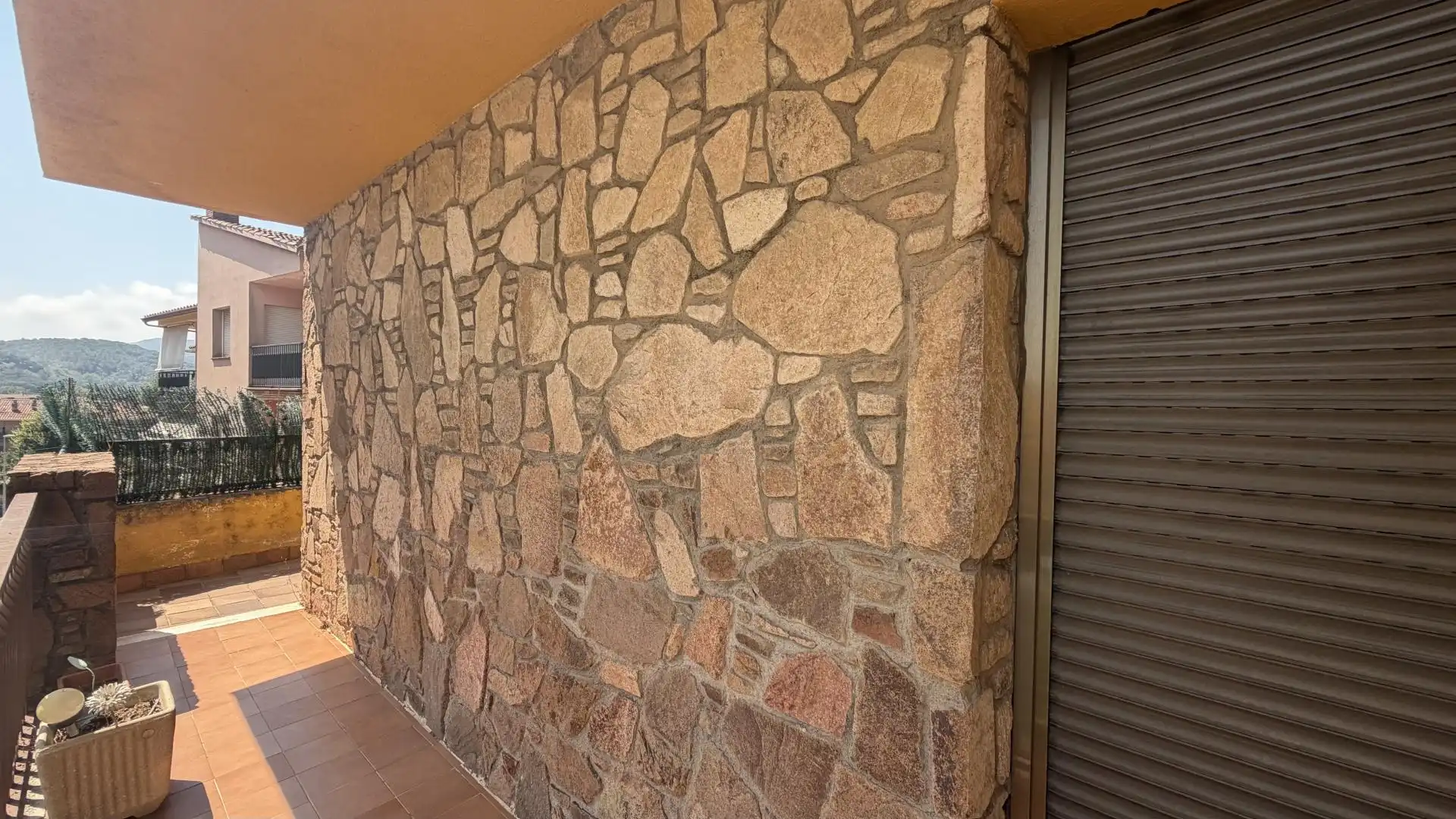 Außenansicht von Einfamilien-Reihenhaus zum Verkauf in Sant Celoni mit Heizung und Balkon