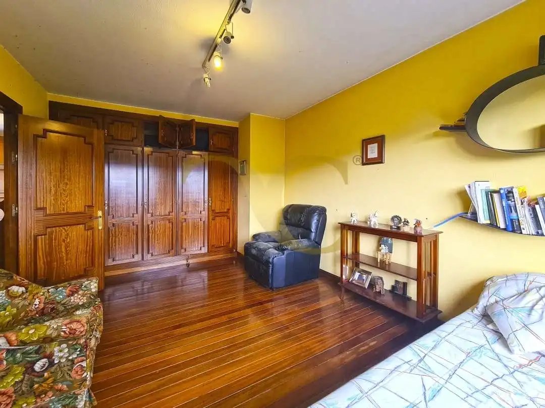 Dormitori de Casa o xalet en venda en Oviedo  amb Calefacció, Jardí privat i Terrassa