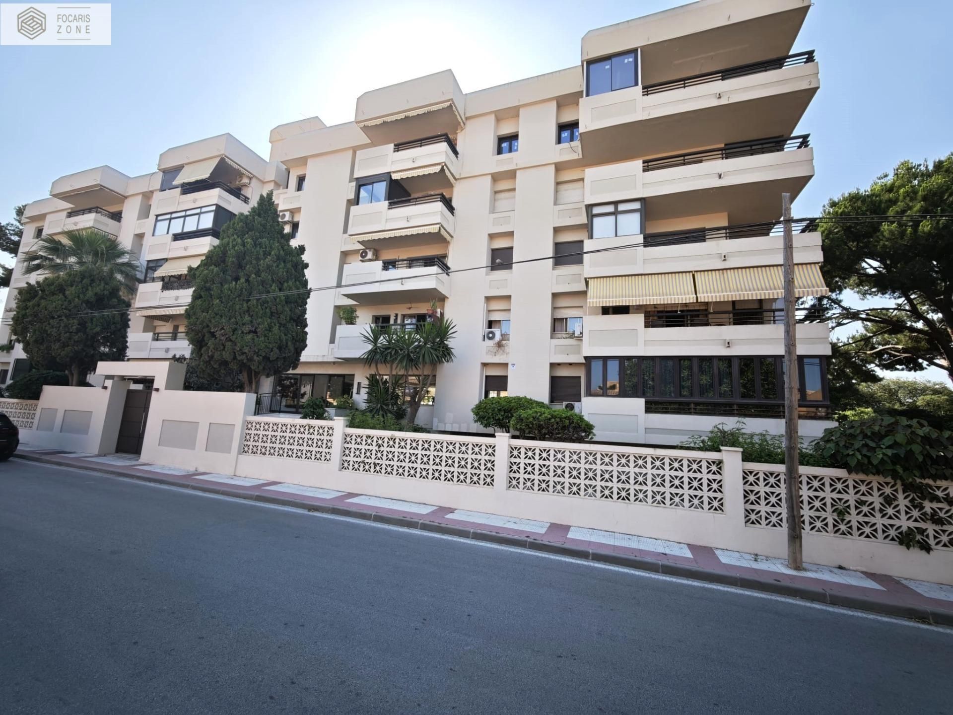 Vista exterior de Pis en venda en Marbella amb Aire condicionat, Jardí privat i Terrassa