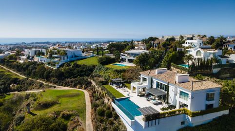 ¡Bienvenidos a la joya de Los Flamingos Golf en Benahavis!  Esta villa moderna redefine el lujo con sus 2.108 m² de parcela y 1.00, imatge 2