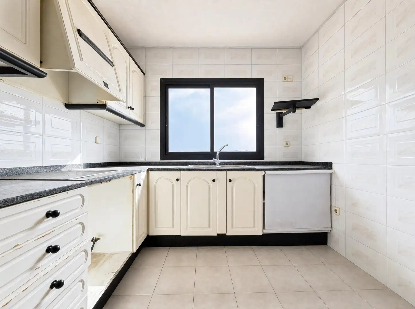 Cuina de Casa o xalet en venda en Santa Eulària des Riu amb Jardí privat, Terrassa i Traster