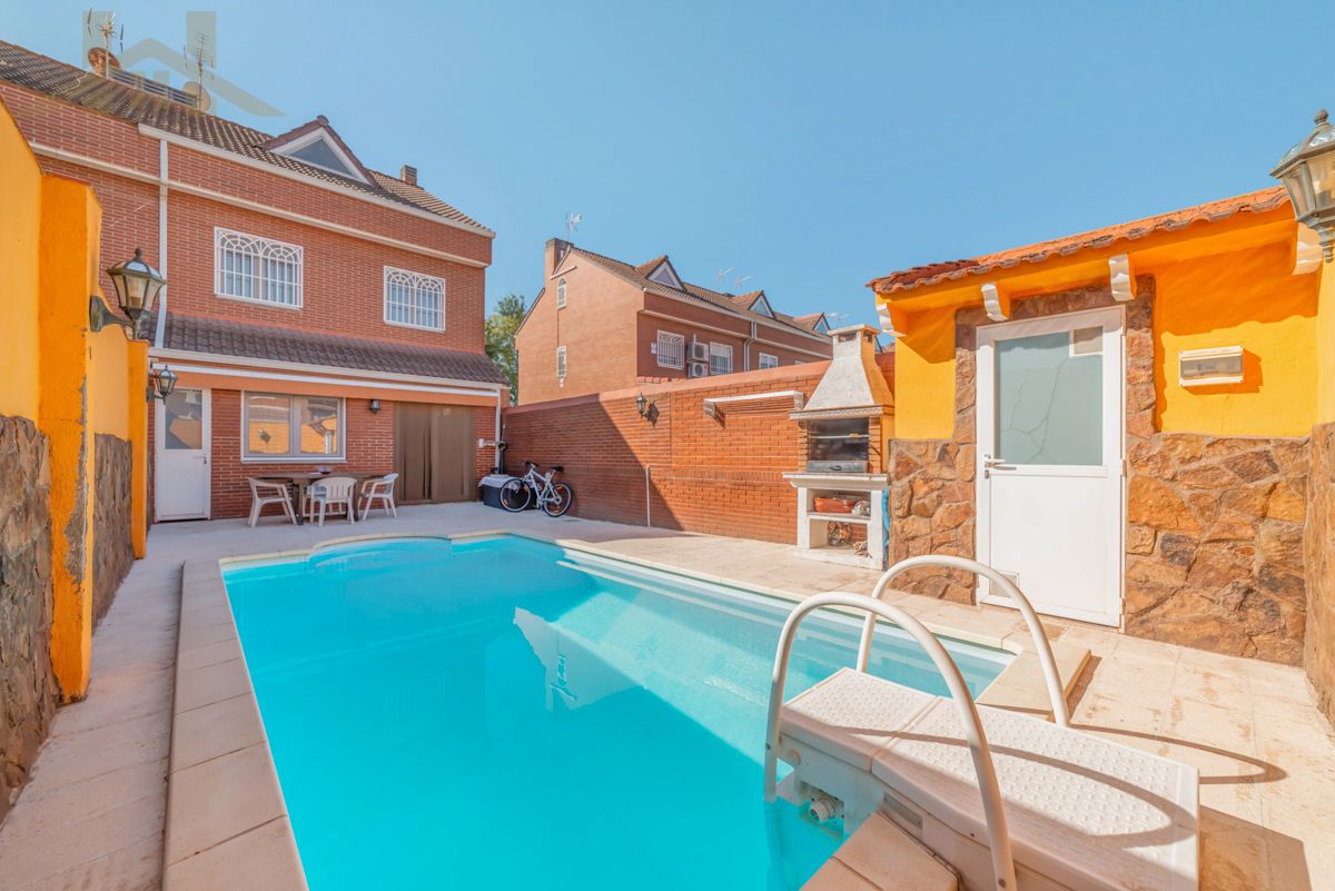 Swimming pool of Single-family semi-detached for sale in Ciempozuelos  with Private garden and Swimming Pool