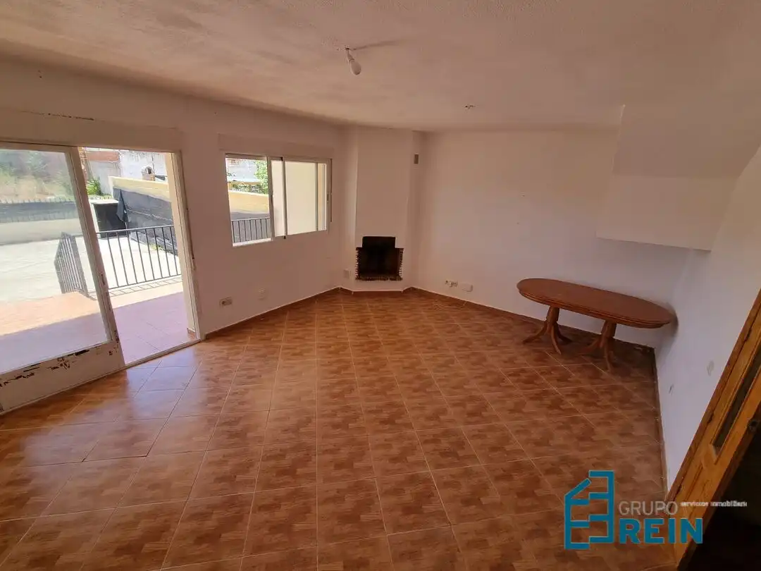 Sala d'estar de Casa adosada en venda en Domingo Pérez amb Terrassa i Balcó