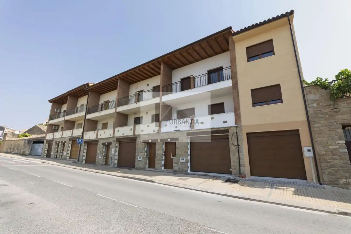 Vista exterior de Casa adosada en venda en Larraga amb Calefacció, Terrassa i Balcó