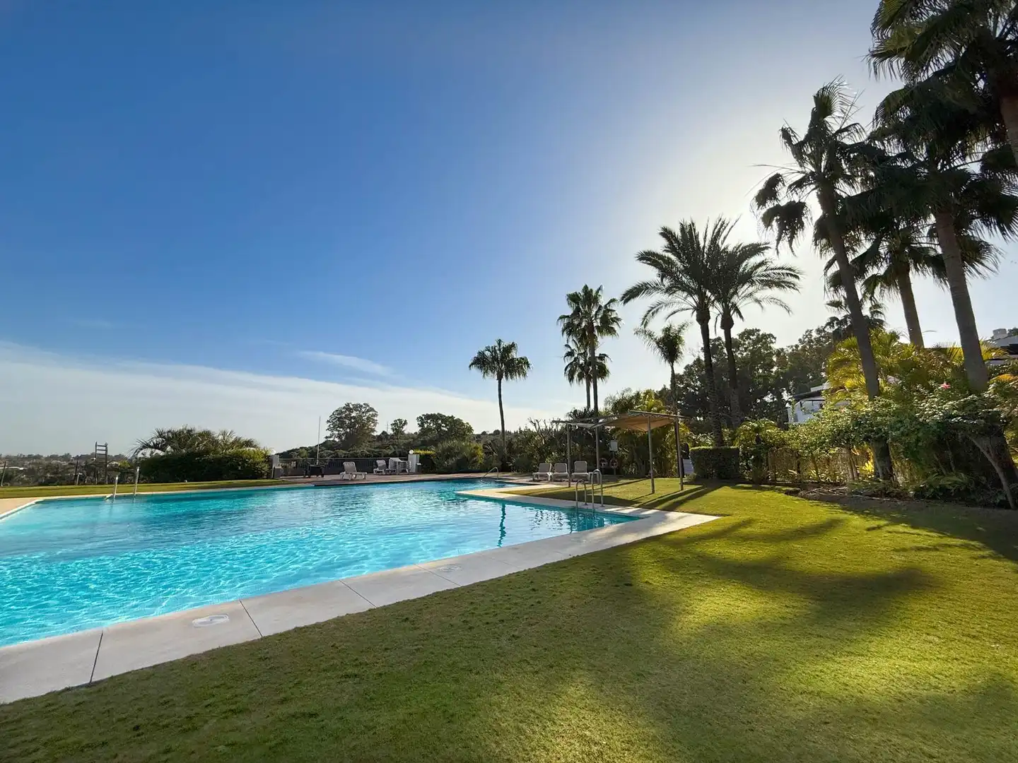 Piscina de Dúplex en venda en Estepona amb Aire condicionat, Terrassa i Traster