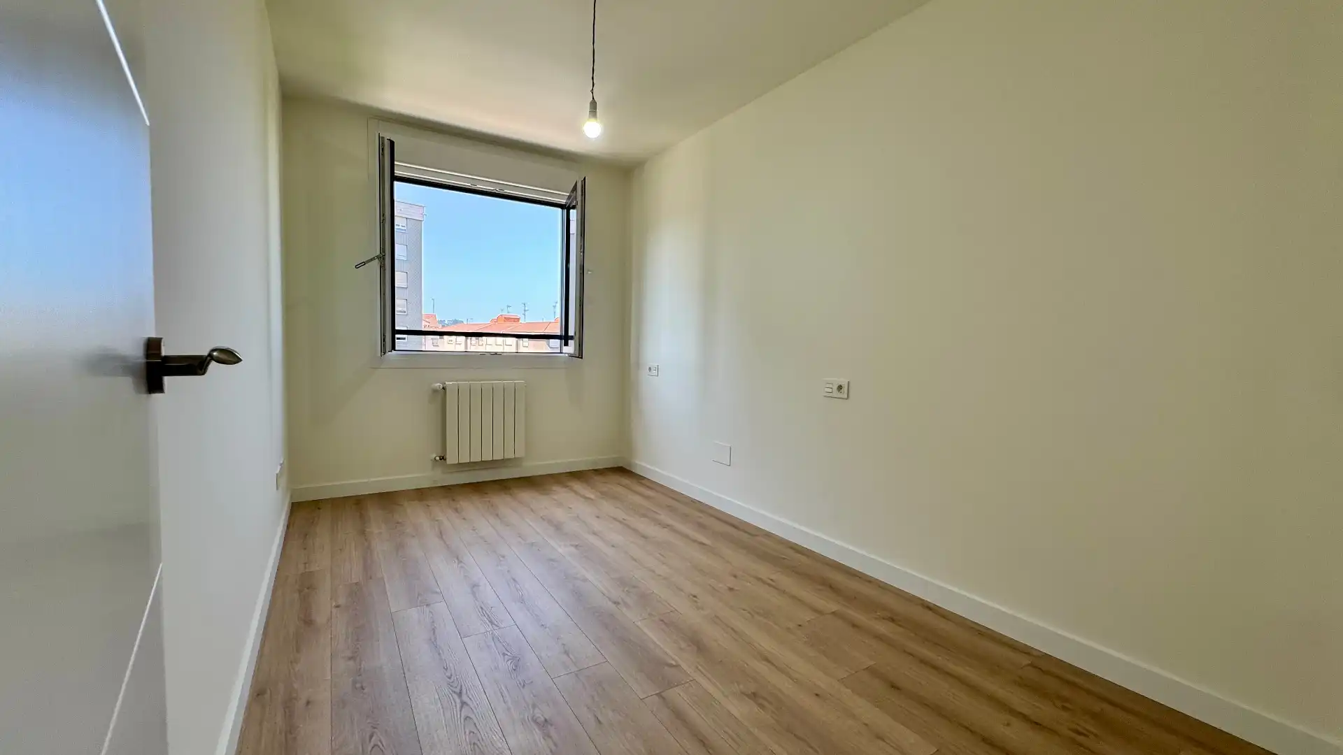 Habitación de Piso en venta en Gijón  con Calefacción, Parquet y Terraza