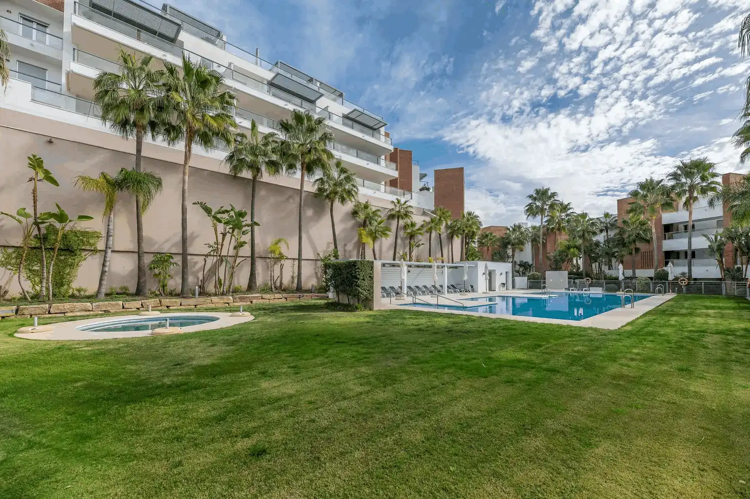 Piscina de Planta baja en venta en Benahavís con Aire acondicionado, Terraza y Trastero