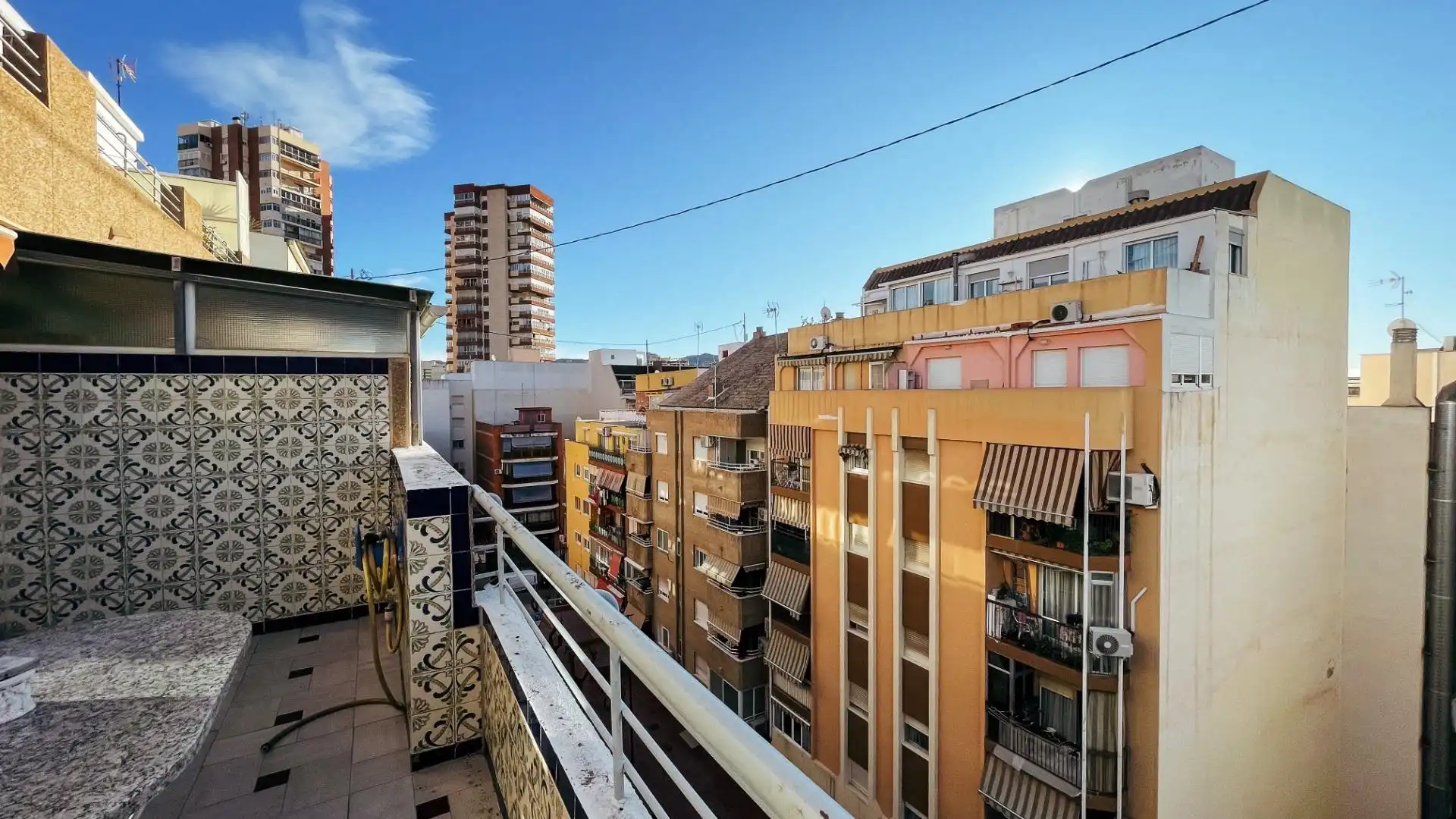 Vista exterior de Ático en venta en Benidorm con Aire acondicionado, Terraza y Trastero