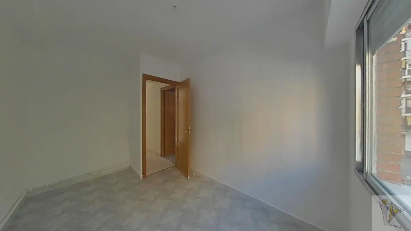 Piso en venta en CL ALFONSO XII , Sur - PAU 4