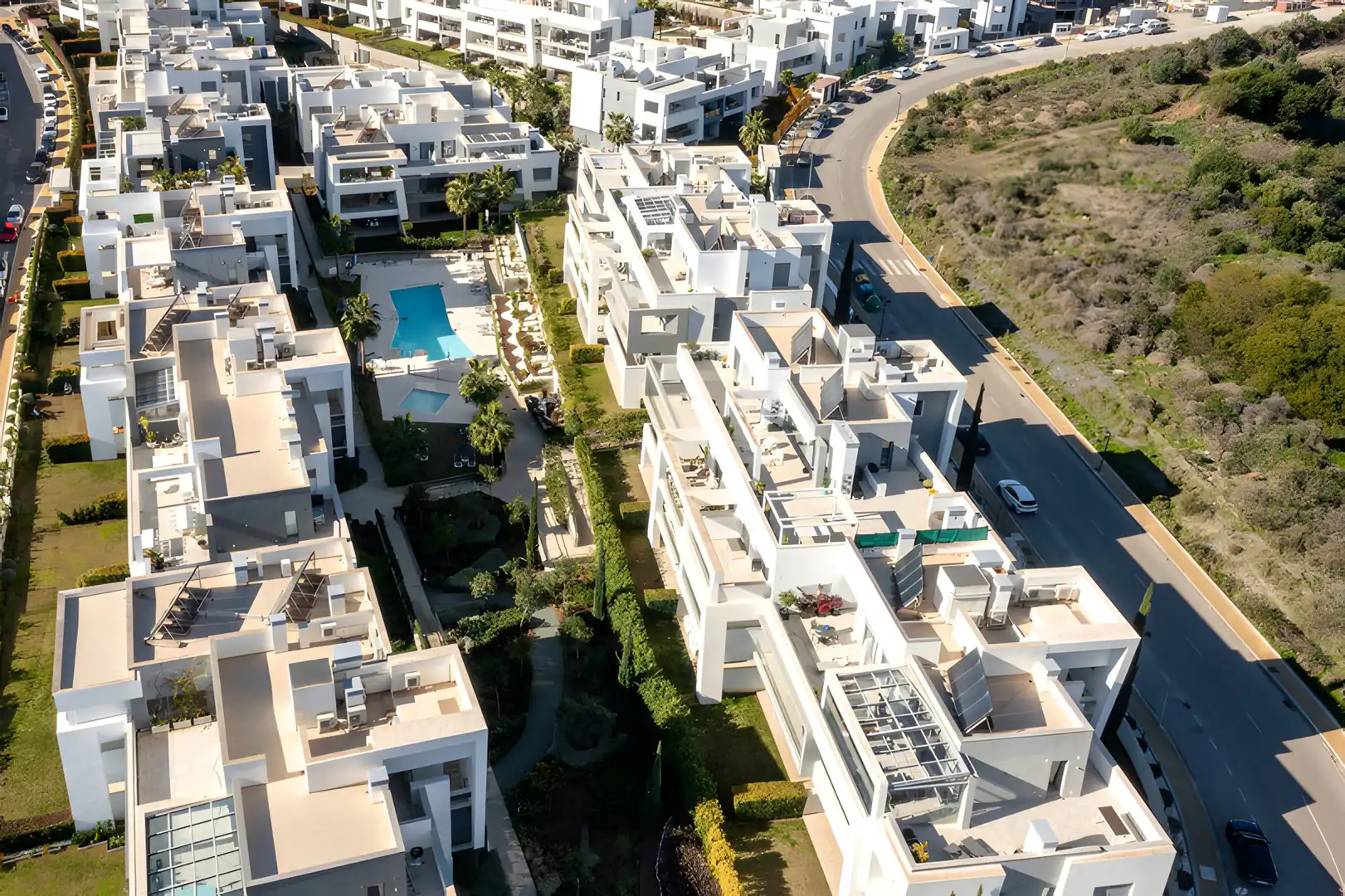 Vista exterior de Apartament en venda en Estepona amb Aire condicionat, Jardí privat i Terrassa
