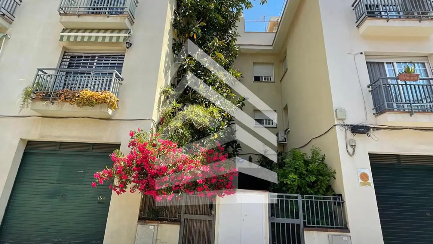 Vista exterior de Casa o xalet en venda en El Prat de Llobregat amb Terrassa i Balcó