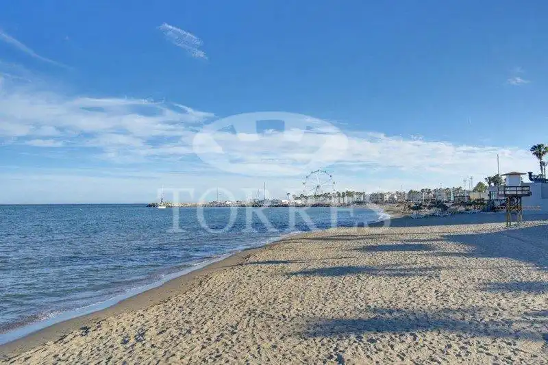 Vista exterior de Pis en venda en Torremolinos amb Aire condicionat i Piscina comunitària