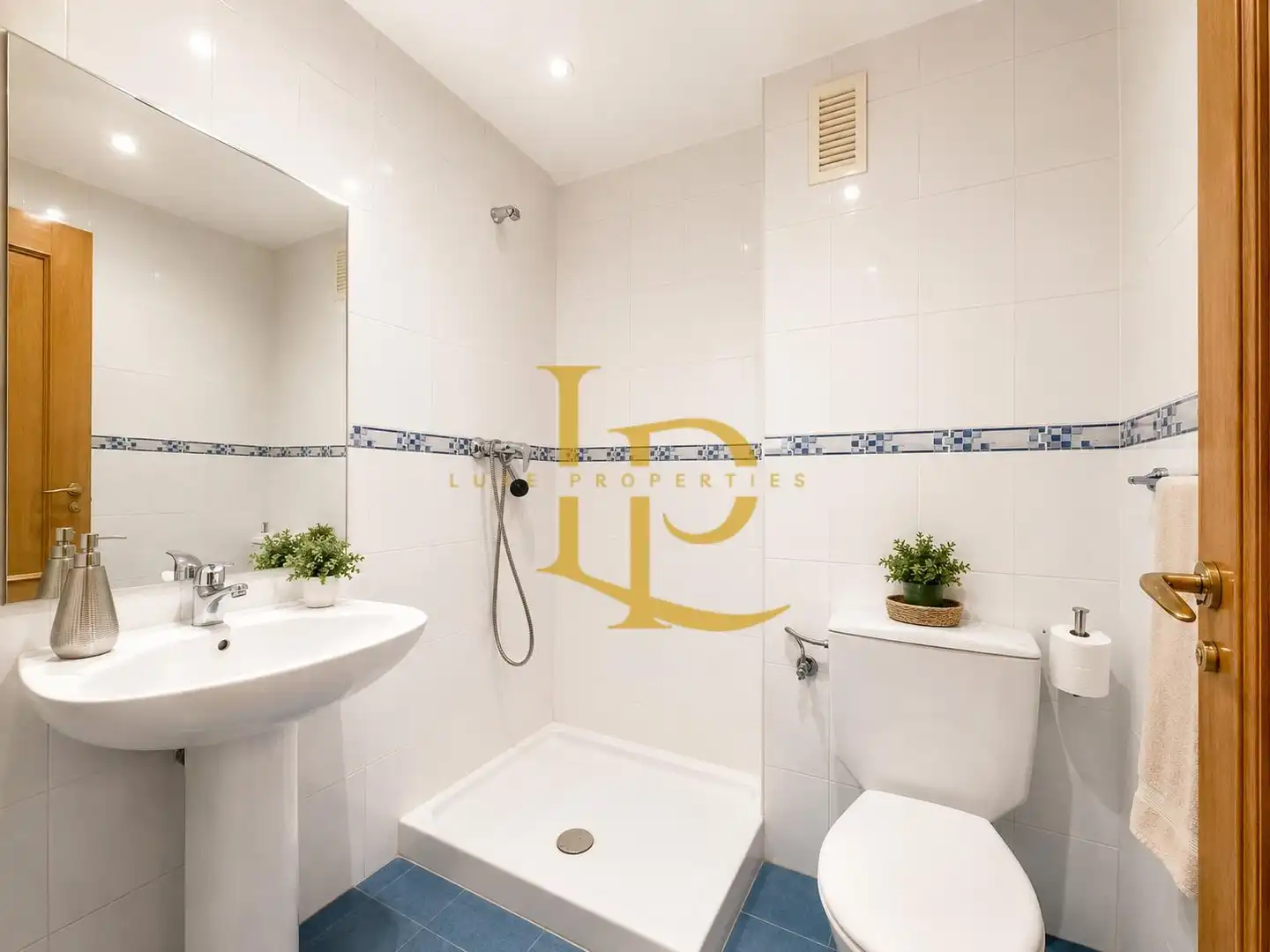 Bathroom of Flat for sale in Rubí  with Heating, Parquet flooring and Storage room