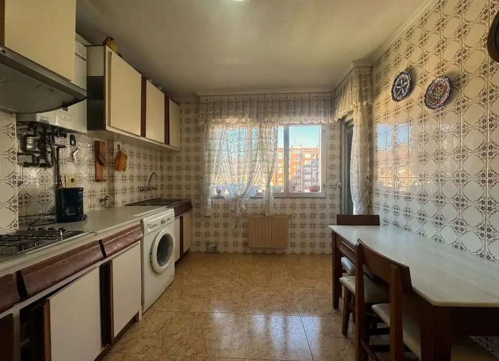Cuina de Pis en venda en Los Corrales de Buelna  amb Calefacció, Parquet i Traster