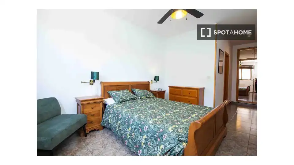 Habitación de Piso de alquiler en La Pobla de Vallbona con Aire acondicionado, Calefacción y Amueblado