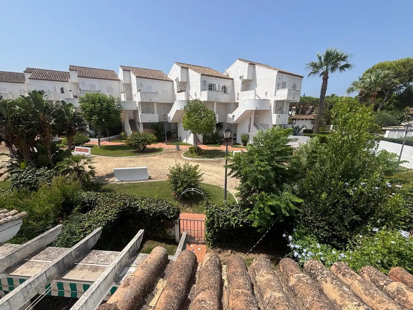 Vista exterior de Casa adosada en venda en Chiclana de la Frontera amb Jardí privat i Piscina comunitària