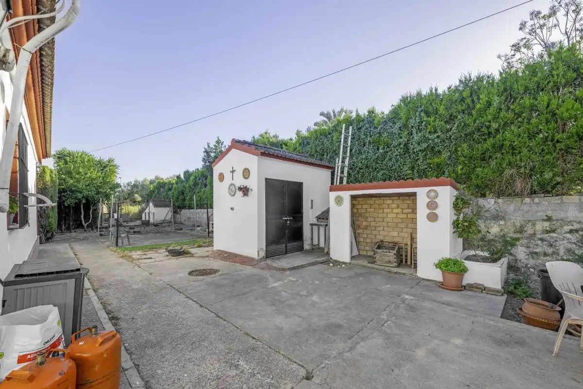 Vista exterior de Casa o xalet en venda en Bollullos de la Mitación amb Aire condicionat, Calefacció i Jardí privat