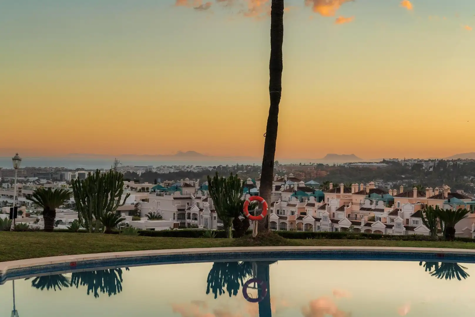 Vista exterior de Apartament en venda en Marbella amb Piscina comunitària