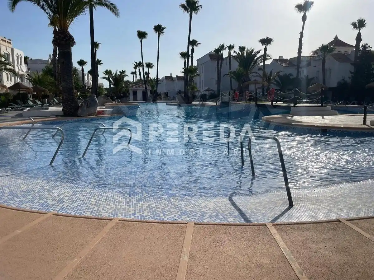 Piscina de Apartamento en venta en Roquetas de Mar con Aire acondicionado, Jardín privado y Terraza