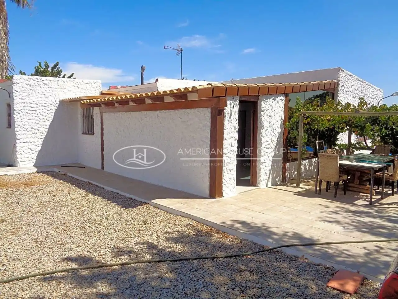 Vista exterior de Casa o xalet en venda en Chiclana de la Frontera amb Jardí privat i Piscina