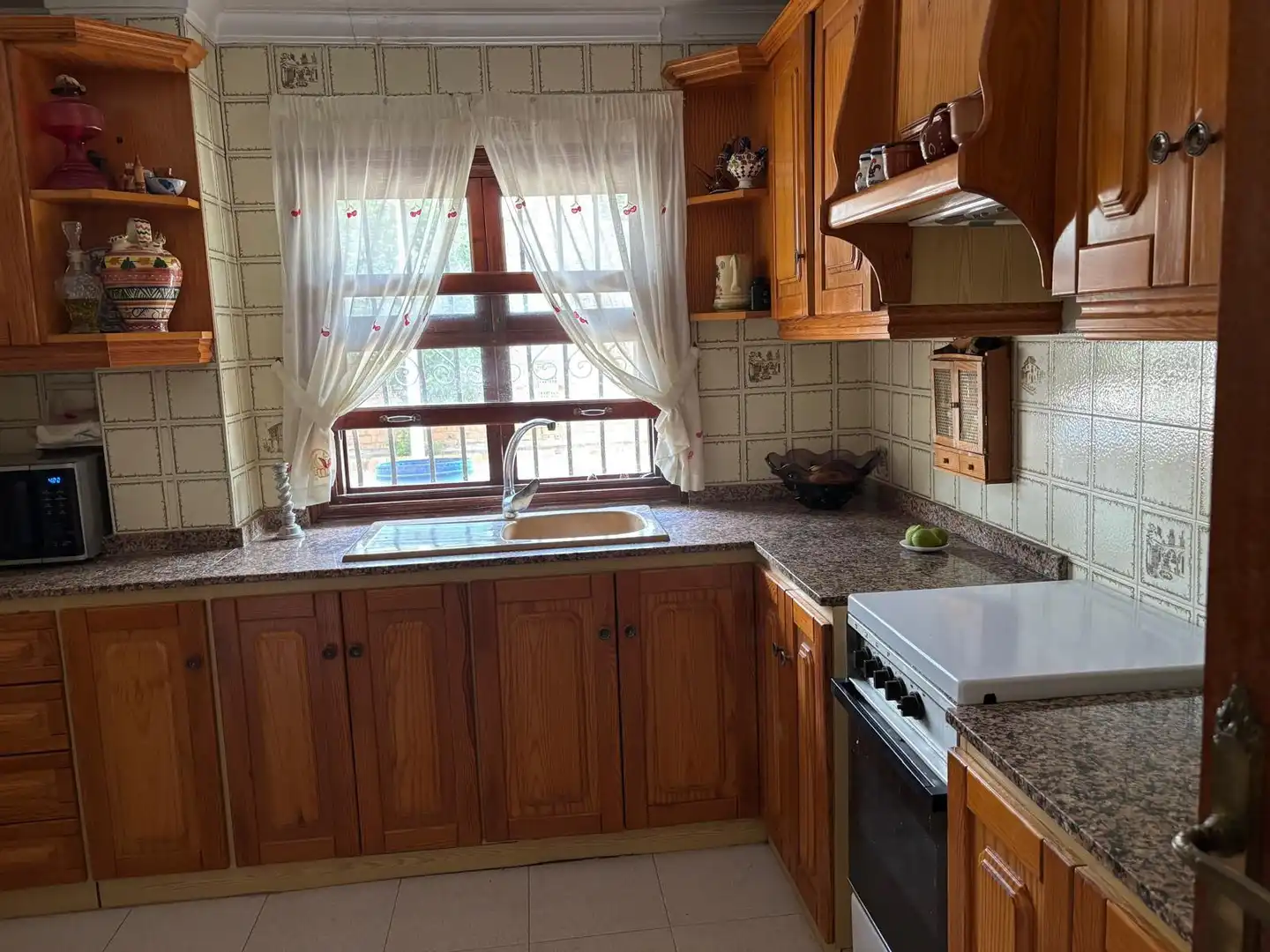 Cuina de Casa o xalet en venda en Elda amb Aire condicionat, Calefacció i Jardí privat