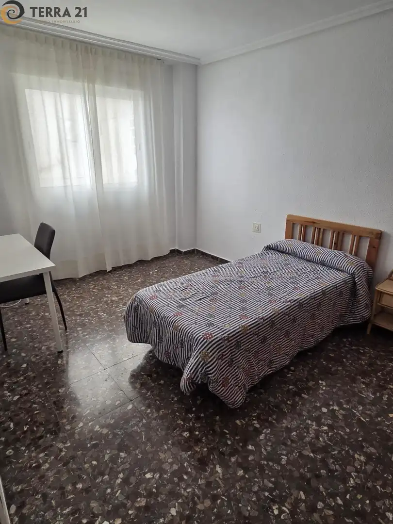 Dormitori de Pis de lloguer en Jaén amb Aire condicionat, Moblat i Balcó