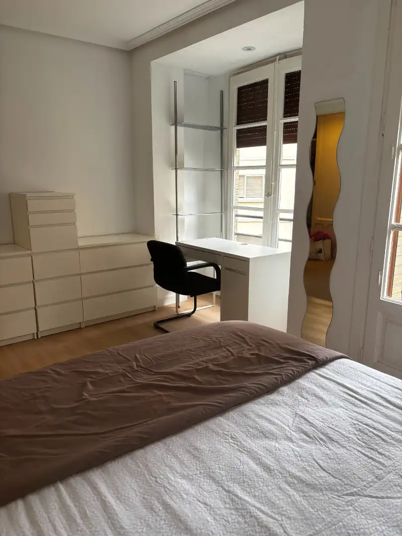 Dormitori de Apartament de lloguer en Zaragoza amb Calefacció, Moblat i Forn
