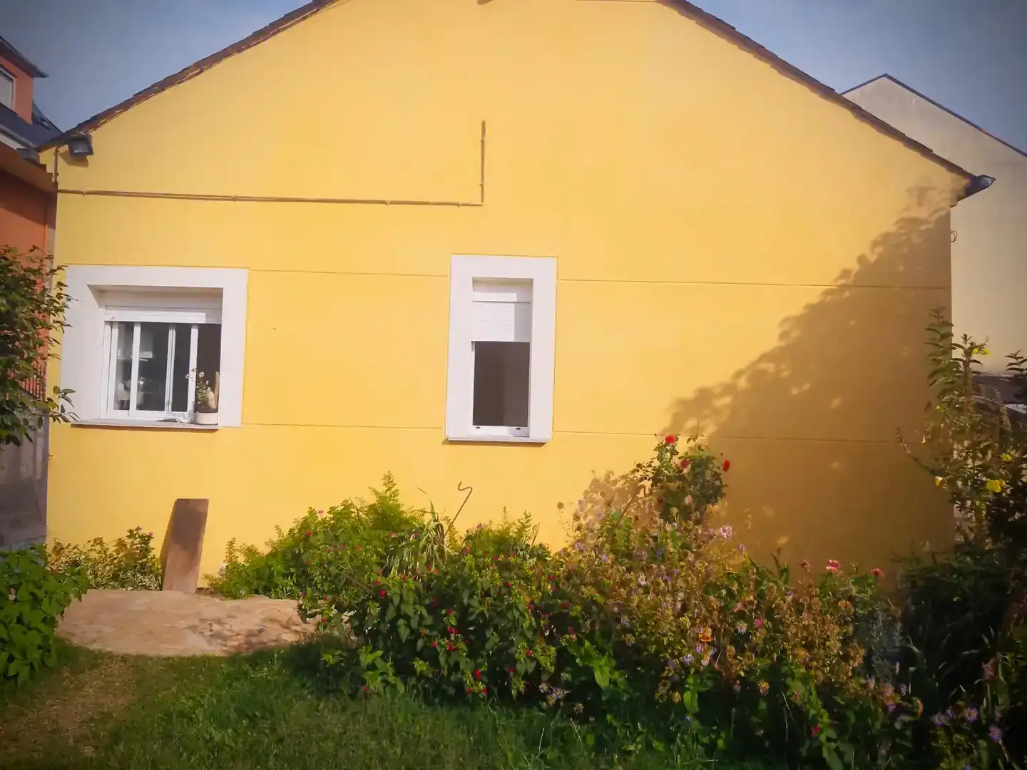 Vista exterior de Casa o xalet en venda en Ponferrada amb Jardí privat i Traster