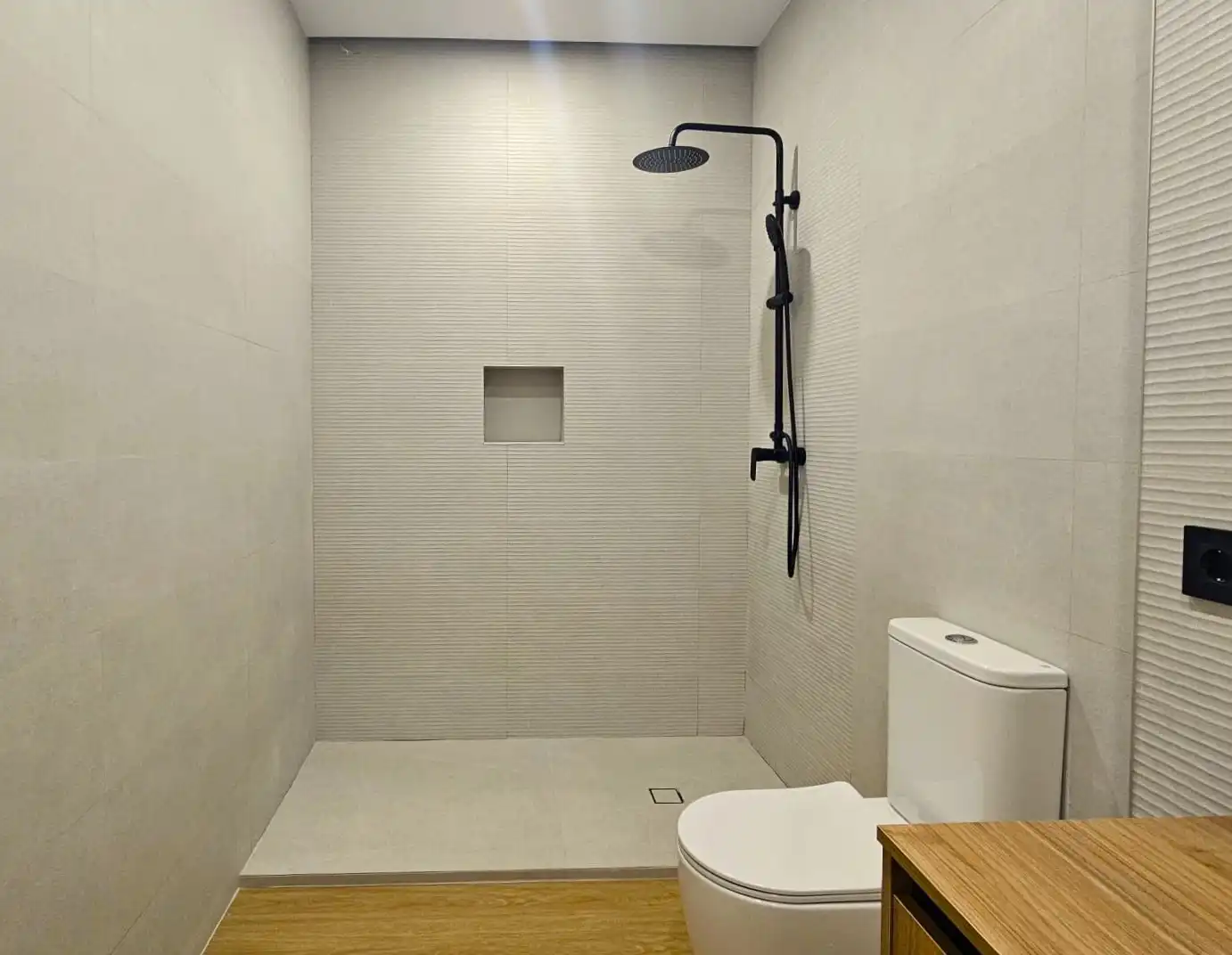 Baño de Apartamento de alquiler en Espartinas con Aire acondicionado, Calefacción y Parquet