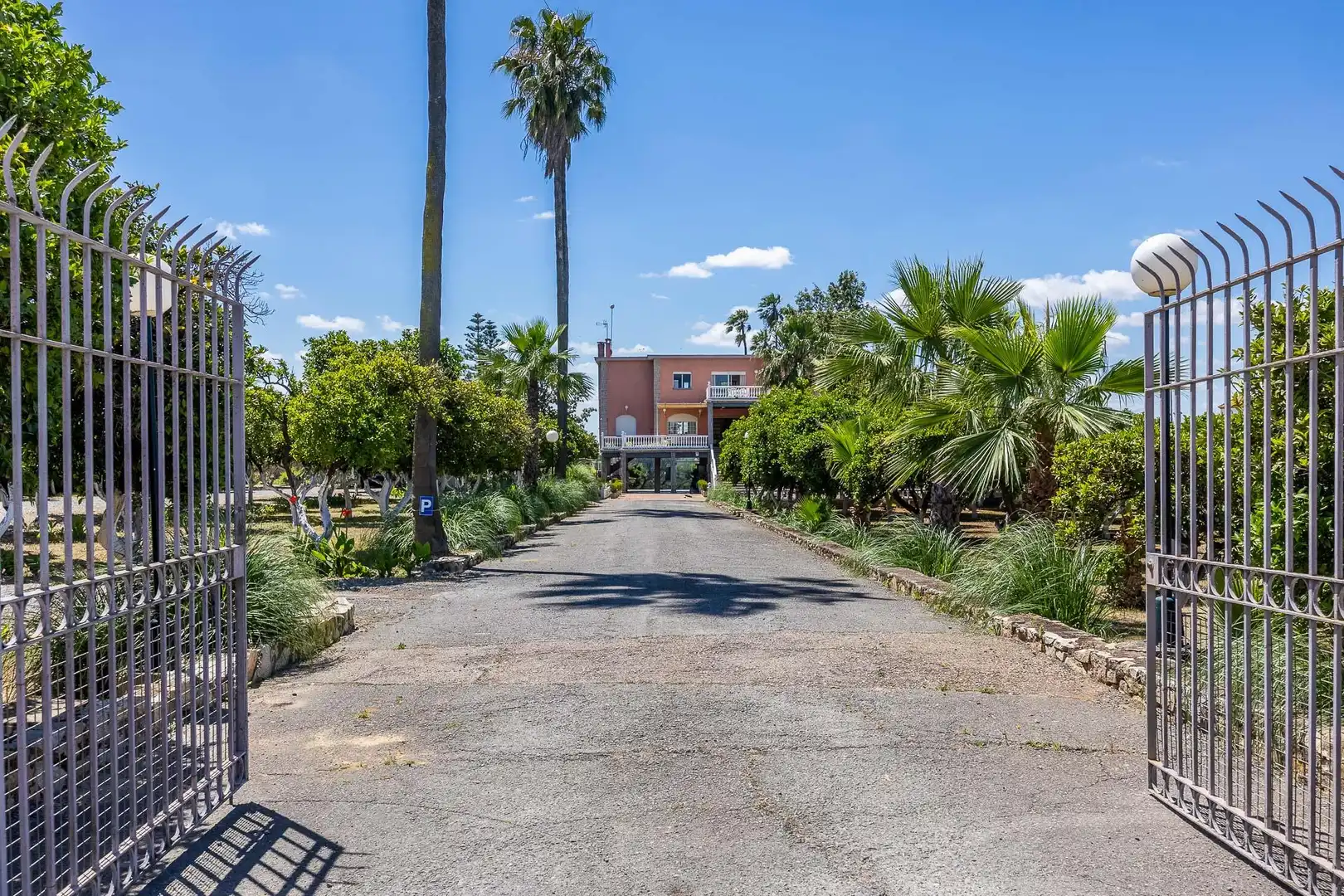 Vista exterior de Finca rústica en venda en Sanlúcar la Mayor amb Calefacció, Jardí privat i Terrassa