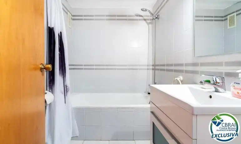 Bany de Estudi en venda en Empuriabrava amb Terrassa, Moblat i Microones