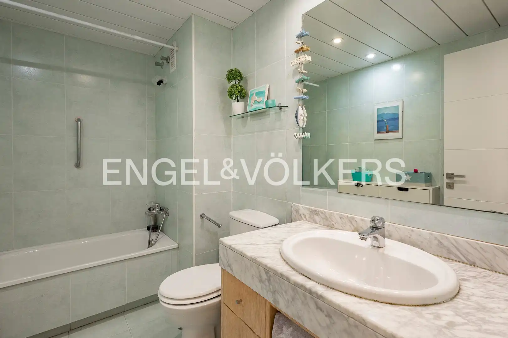 Bathroom of Attic for sale in Esplugues de Llobregat  with Air Conditioner, Heating and Parquet flooring