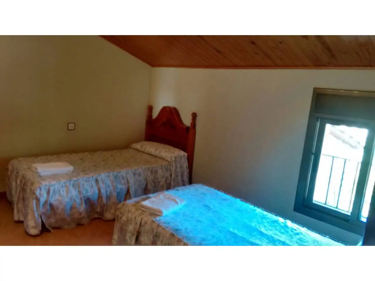 Habitación de Local en venta en El Grado con Aire acondicionado