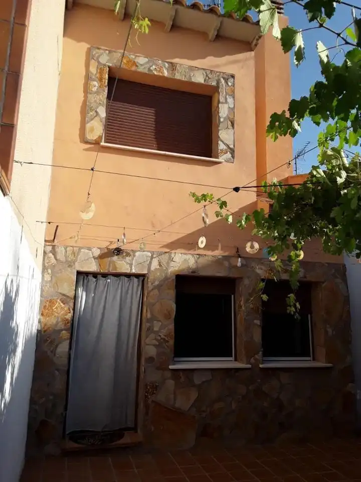Vista exterior de Casa o xalet en venda en Fuente de Pedro Naharro amb Calefacció i Moblat