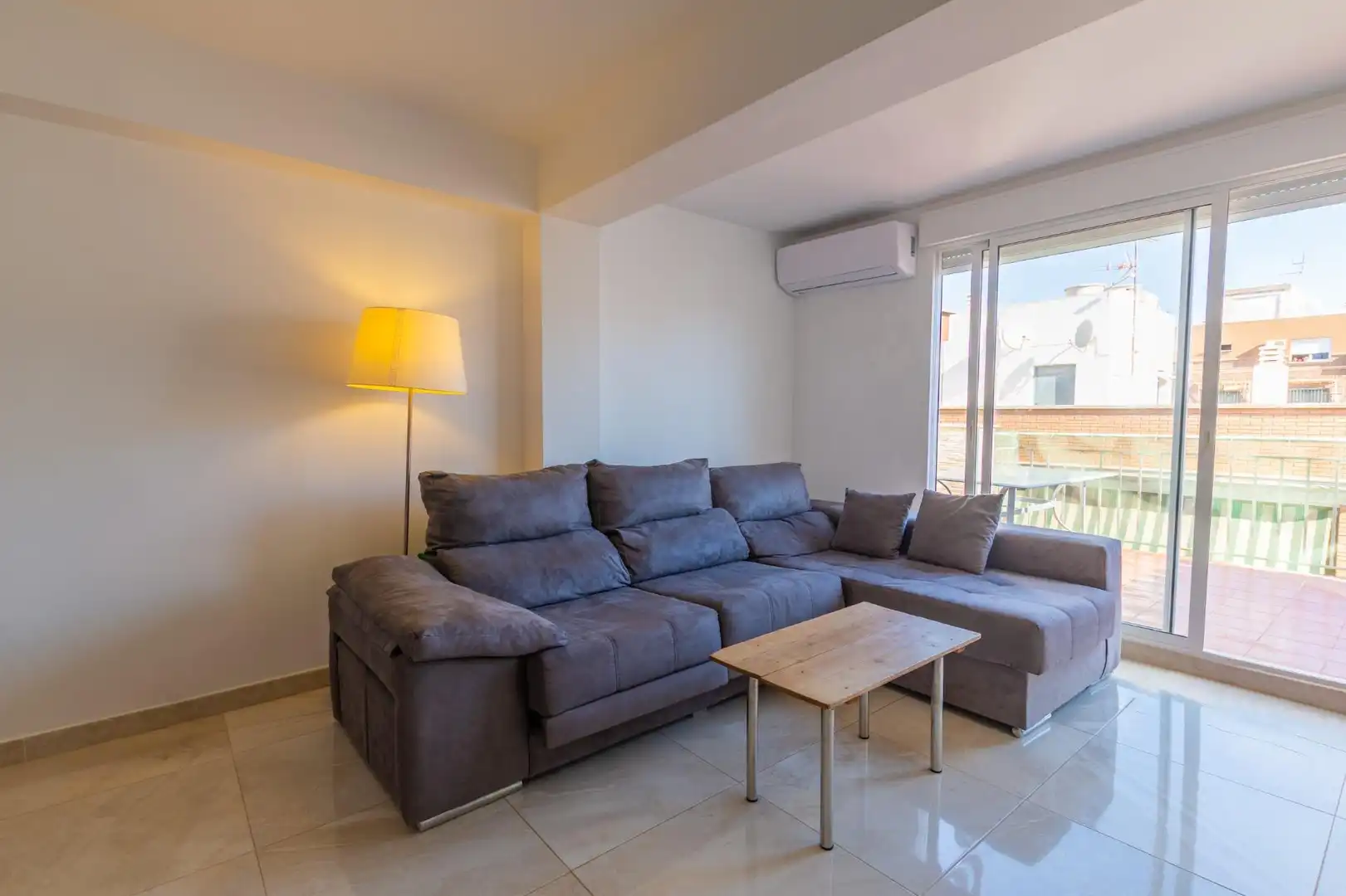 Piso con terraza en venta en Calle POETA MARTINEZ PARRA, imagen 2