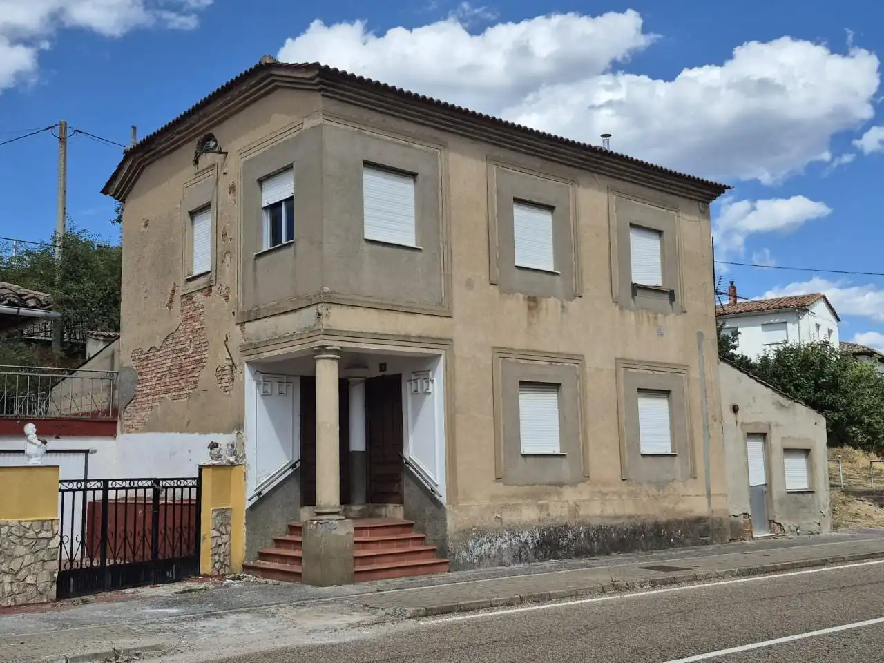 Exterior view of Houses for sale in Carrocera  with Storage room