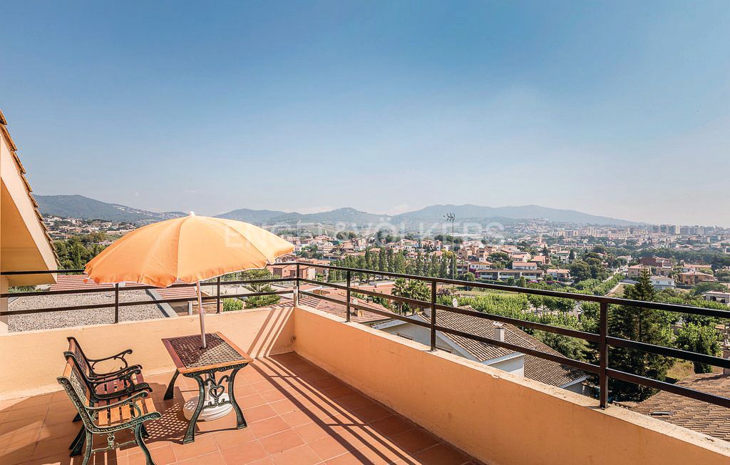 Terrace of House or chalet for sale in Alella  with Air Conditioner, Heating and Private garden