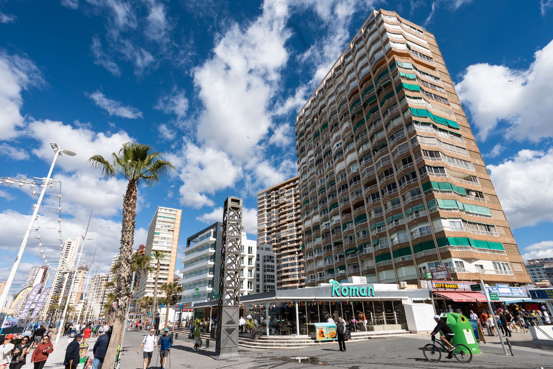 Vista exterior de Pis en venda en Benidorm amb Terrassa, Moblat i Forn