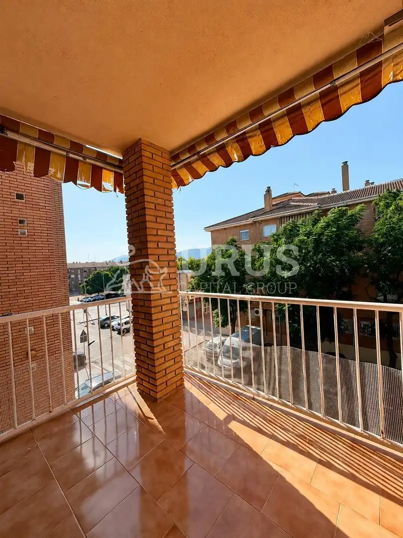 Piso en venta en CENTRO DE SALUD, Poniente-Norte - Miralbaida - Parque Azahara