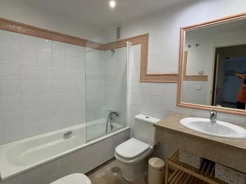 Bathroom of Flat for rent in Nueva Andalucía