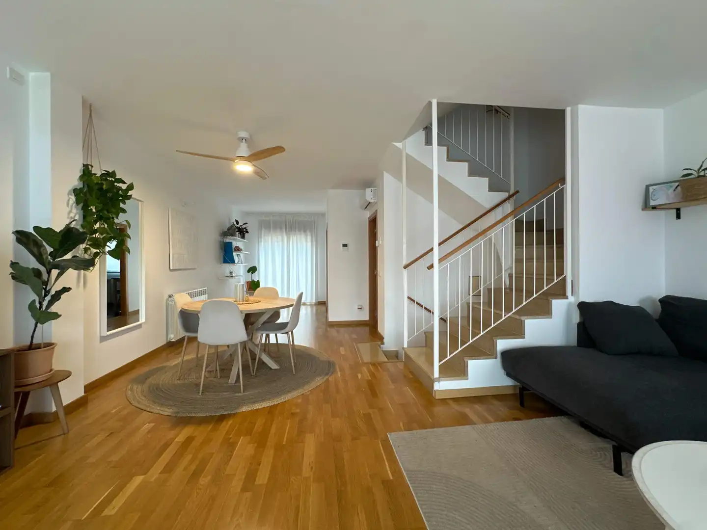 Sala de estar de Casa adosada en venta en Sant Esteve Sesrovires con Aire acondicionado, Calefacción y Jardín privado