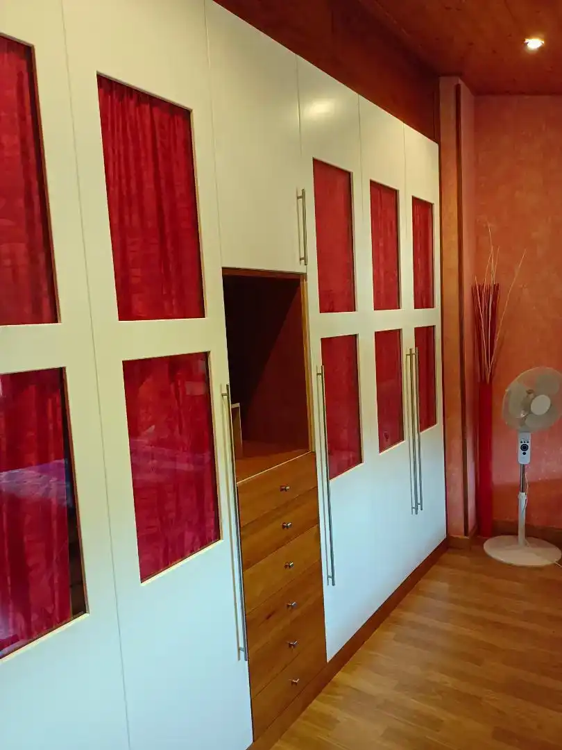 Dormitori de Casa o xalet en venda en Ponferrada amb Jardí privat, Parquet i Moblat