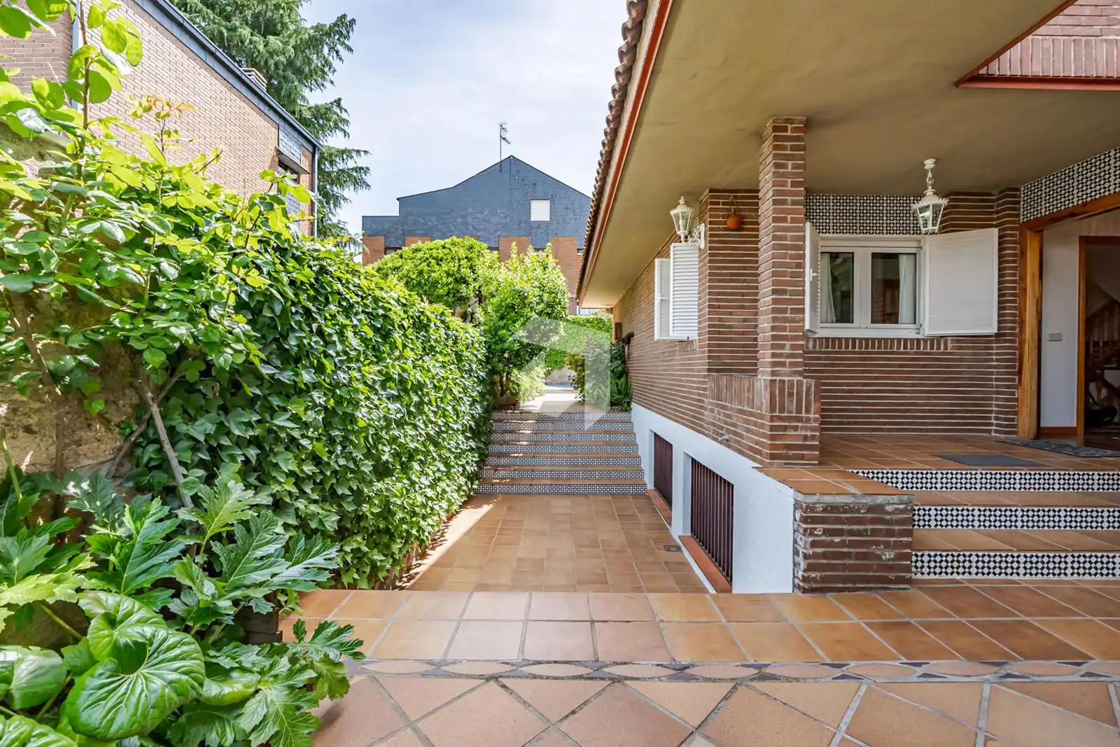 Vista exterior de Casa adosada en venda en Pozuelo de Alarcón amb Aire condicionat, Calefacció i Jardí privat