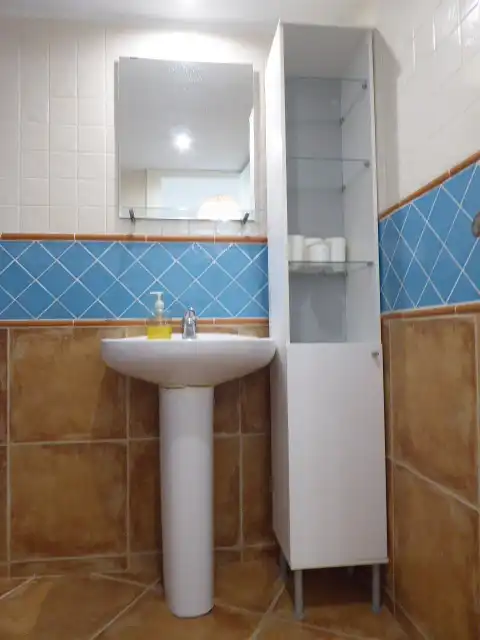 Baño de Estudio de alquiler en Málaga con Aire acondicionado, Amueblado y Lavadora
